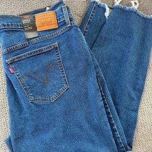 NWT. Wedgie skinny Levi’s jeans. High rise. 18W frayed bottoms.
